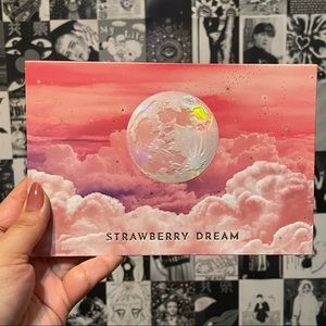LUNAR BEAUTY STRAWBERRY DREAM PALETTE